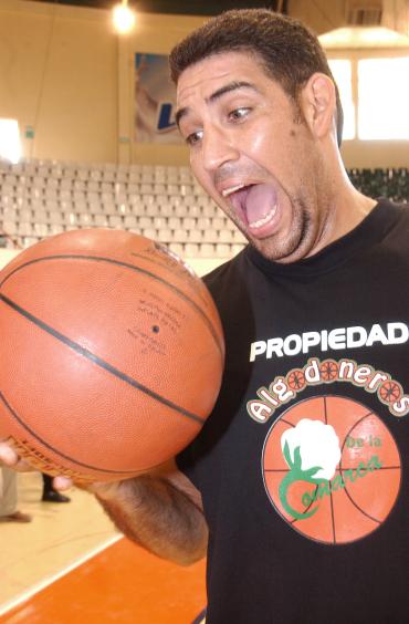 Por su cuarta temporada consecutiva va Arturo 'Loco' Velasco con Algodoneros de la Comarca, que en 2004 está decidido a tener su mejor año