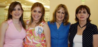 Érika Gonzalezrubio de Barbosa, acompañada de algunas asistentes a su fiesta de regalos.