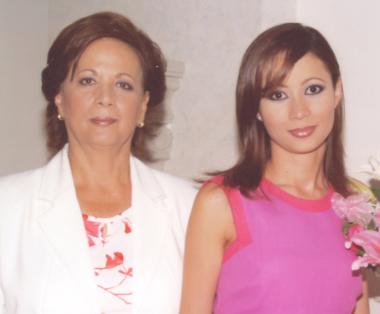 Karla en compañía de su mamá, la señora Silvia Leticia García de López.