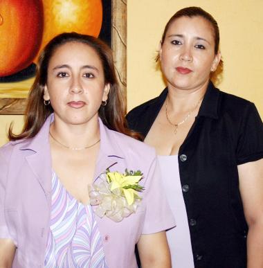 Susana Elena Montañez del Rivero acompañada de Lucía Montañez, en su despedida de soltera.