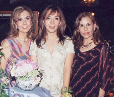 Lulú en compañía de María de Lourdes González Ramos y Aglavena Ancira de Martínez.