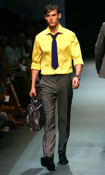 Arrancó la semana de la moda para varones temporada primavera - verano 2005 en Milán Italia.
Este es un modelo de creaciones Prada's.