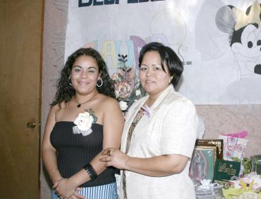 Claudia González Vega acompañada de la organizadora de su despedida de soltera, Paty García de Peña.