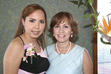 Cristy de León Serna junto a su mamá Rosario de De León organizadora de su despedida de soltera.