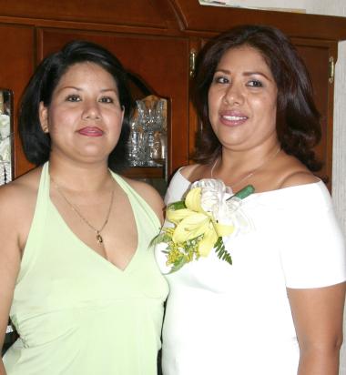 Gabriela Padilla G. acompañada de Flor Padilla de Rodríguez, en la despedida de soltera que le ofrecieron por su próxima boda.