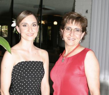  27 de Junio   Susana Castil Rossel en la despedida que le ofreció su mamá , Lupina Rosell de Castil.