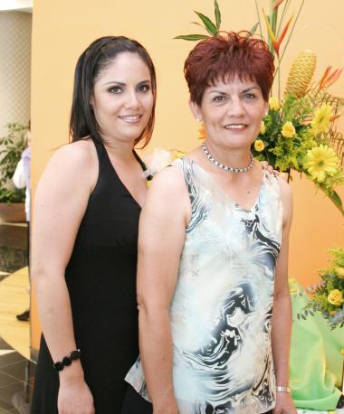 Claudia Cristina Mantañez Rivera acompañada de su mamá, Irma Rivera de Jurado, organizadora de su despedida de soltera.
