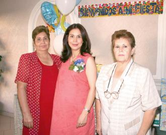 Hortensia Martínez de Aranda acompañada de las organizadoras de su fiesta de canastilla, hortencia de martínez y Elisa de Aranda.