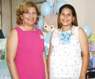 Rosa Elena Aguilera Ríos recibió numerosos obsequios, en la fiesta de canastilla que le ofreció Rosa Elena Ríos Ortega.