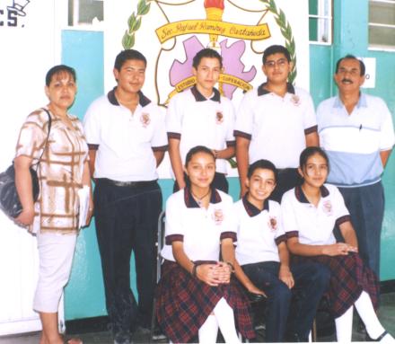 Alumnos de la decundaria Senado de la República de Mapimí, Dgo., en pasado acontecimiento académico.