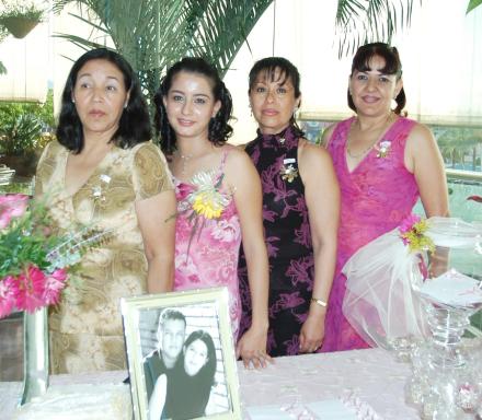  27 de Junio     
Sara Lizeth Garnier Escárcega con las anfitrionas de su despedida de soltera, María de los Ángeles Escárcega de Garnier, Alejandra Padilla de Gallegos y Olivia Esparza de Escárcega.