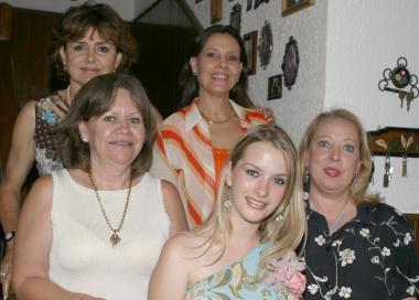 Karla Villarreal en compañía de Marissa de Garza, MArgarita de Chiffer, Chenis de Salazar y LAura de Jayme, en su despedida de soltera..jpg
