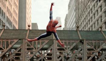 En cuanto al argumento de El Hombre Araña 2 y pese a las reescrituras de último momento, estuvo claro desde el comienzo que sería una versión del relato contenido en el número 50 de la revista donde nació el personaje, The Amazing Spider Man; inclusive, hay una famosa escena calcada de las páginas de esa entrega: el momento en que Peter, sobrepasado por los problemas con su tía, su mejor amigo y amor, arroja el traje rojo y azul a un bote de basura, decidido a abandonar para siempre sus andanzas como superhéroe.
