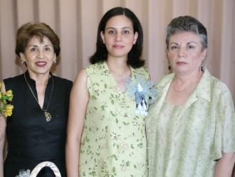 Claudia Varela de Gómez en compañía de María del Mar Chávez de Varela y Amparo Porras de Gómez, anfitrionas de su fiesta de canastilla.