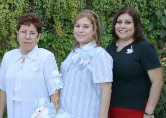María de Jesús Ríos de Ávila acompañada de las organizadoras de su fiesta de regalos, Ema Salvado de Ríos y Julia Mayte Ríos de Sánchez.