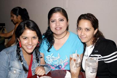 Conie Fuentes, Marisol Reyes y Érika Fuentes.