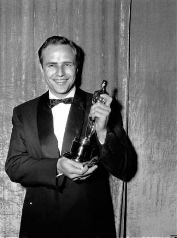 Su papel en 'La ley del silencio' le reportó su primer Oscar que le fue entregado por Bette Davis.
