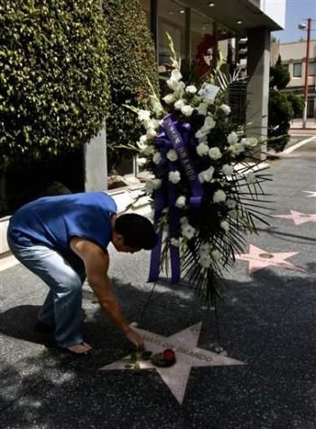 Su abogado, David Seeley, se ha negado ha ofrecer datos sobre las causas de la muerte del actor estadounidense. Sólo ha dicho ambiguamente que el fallecimiento se produjo en un hospital de Los Ángeles.