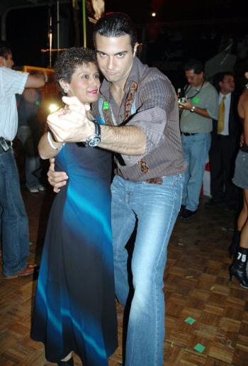 Además del pago por la entrada, que incluyó barra libre durante tres horas, los asistentes tuvieron la oportunidad de bailar con sus artistas favoritos por una cuota de 50 pesos, aquí una afortunada bailando con Jaime Camil.