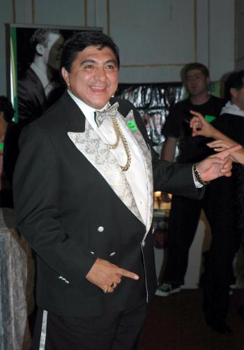 Carlos Bonavides se hizo presente para esperar que una dama pagara para bailar con él.