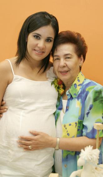 Cristina de Ortega junto a Cristina Franco de Albenis, en su fiesta de regalos.