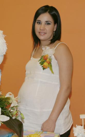 Cristina Albenis de Ortega, captada en la fiesta de regalos que se el ofreció por el próximo nacimiento de su bebé.