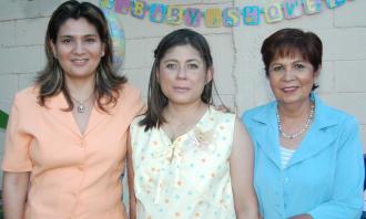 Dalila Nava de Murillo junto a Cecilia Murillo y Elisa de Murillo, organizadoras de su fiesta de canastilla.