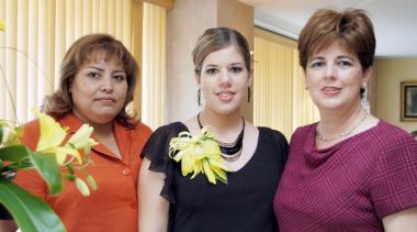 Ninfa Villarreal Martínez acompañada de Lupita Fuentes de Cabarga y Ninfa Martínez de Villarreal, organizadoras de su despedida.