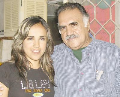 Grettel Villegas Arce en compañía de su papá Efraín Villegas, en reciente acontecimientosocial.