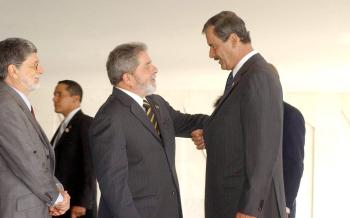 Los dos jefes de Estado deciden la creación de una comisión binacional presidida por los cancilleres de ambos países que se encargará de impulsar la integración en todos los sectores.