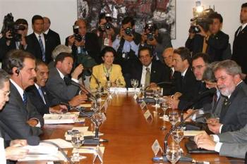 El país está en manos profesionales, está en un equipo que trabaja por el futuro del país no sólo de corto sino de mediano y largo plazo y nuestro país es muy respetado fuera de nuestras fronteras y el presidente de México es muy respetado, reconocido por seriedad, por profesionalismo y por la manera en que manejamos los asuntos de México y los de Latinoamérica', dijo Fox en conferencia de prensa con el presidente de Brasil, Luis Inácio Lula da Silva.