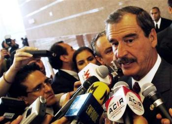 Fox aprovechó la presencia de las prensas mexicana y brasileña para despejar dudas sobre el trabajo que realiza su gabinete y el gobierno federal, e insistió en que no existe ninguna crisis de gobierno.