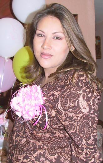 María del Pilar Espino de Narváez disfrutó de una fiesta de regalos, por el cercano nacimiento de su bebé.