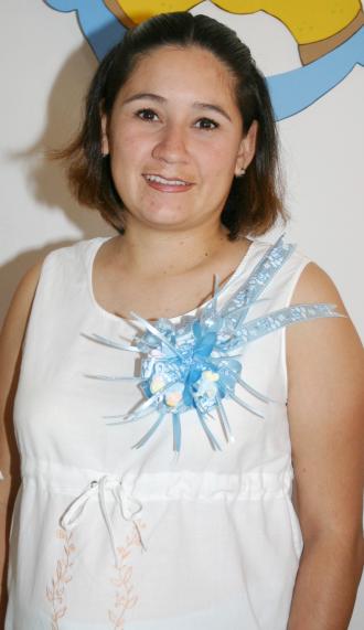  06 de julio  

 Angélica Ávalos de Gaytán espera la llegada de su primer bebé y por tal motivo, disfrutó de una fiesta de canastilla.