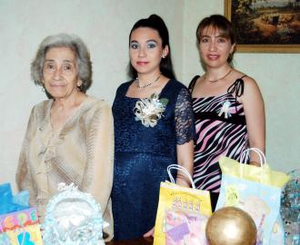 Armida Nájera de Zavala, acompañada por las anfitrionas de la fiesta de regalos que le ofrecieron en días pasados.