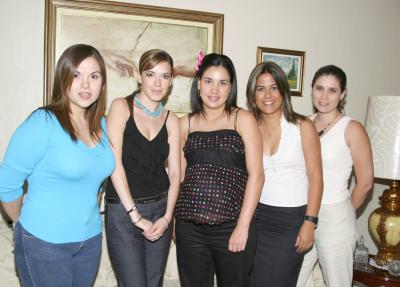 Cristina Albeniz de Ortega con sus amigas, en la fiesta de canastilla que le prepararon por el cercano nacimiento de su primer bebé.