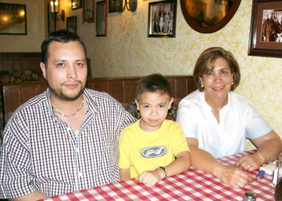 Fernando Chapa, Rocky Galiano y Rocío de Chapa.