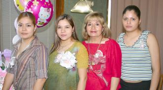  09 de julio  

Yazmín Quiñones Aguilera, en compañía de las organizadoras de su fiesta de canastilla.