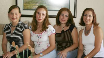 Claudia de Gómez, acompañada de sus amigas en pasado festejo social.