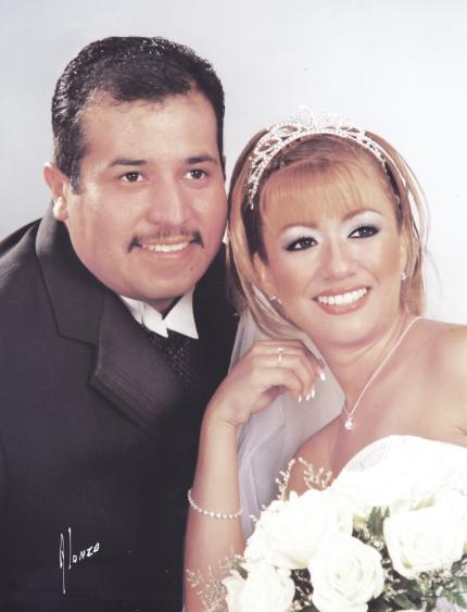 Ing. Juan Gerardo González Rangel y Lic. Fernanada Carrillo del Bosque recibieron la bendición nupcial en la Catedral de Nuestra Señora de la Virgen del Carmen el viernes 12 de mayo de 2004.