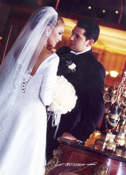 Ing. Julián Montoya Zenteno y Lic. Elva Ileana Chavarría Martínez contrajeron matrimonio religioso en la parroquia Los Ángeles el 15 de mayo de  2004