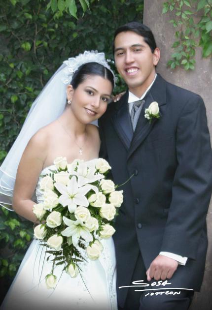 C.P. Manuel Ricardo Fernández Marrujo y L.A.E. Martha Isabel Sánchez Salazar contrajeron matrimonio religoso en la parroquia del Santo Cristo el sábado ocho de mayo de 2004

Estudio: Sosa