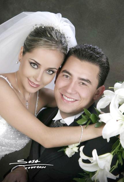 Lic. Carlos Alberto de la Garza y C.P. María Fernanda Jaime Rodríguez recibieron la bendición nupcial en la  parroquia de Nuestra Señora de la Virgen de la Encarnación el sábado 22 de mayo de 2004


Estudio: Sosa
