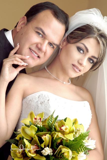 C.P. Oswaldo Vizcarra Hidalgo y L.D.G. Nora Alba Acosta contrajeron matrimonio religioso en la parroquia de San Pedro Apóstol el viernes 21 de mayo de 2004.

Estudio: Laura Grageda