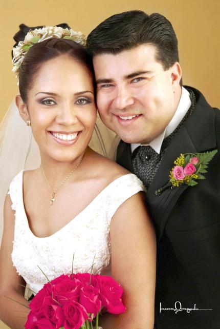 Ing. José Alejandro Andrade Galván y C.P. Rosalinda Ortiz Rivera contrajeron matrimonio religioso en la iglesia de La Inmaculada Concepción el 22 de mayo de 2004.

Estudio: Laura Grageda