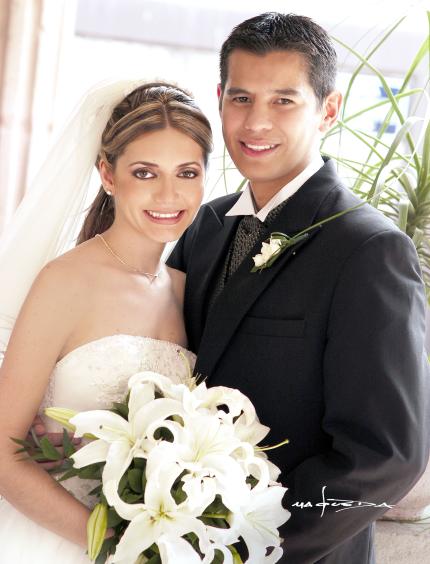 Ing. Carlos Alberto Rodríguez Díaz y Arq. Laura Lizbeth Dabdoub Velázquez recibieron la bendición nupcial en la parroquia de San Pedro Apóstol el sábado 12 de junio de 2004.


Estudio: Maqueda