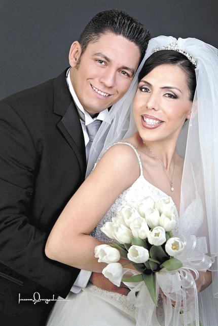 Ing. Pedro Gerardo Guerrero Rodríguez y L.R.I. Nancy Ávalos Hernández contrajeron matrimonio religioso en la parroquia de San Pedro Apóstol el sábado 22 de mayo de 2004


Estudio: Laura Grageda