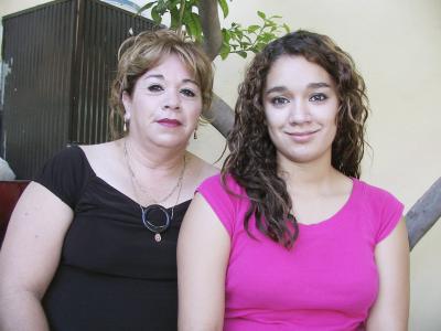 María del Socorro Fuentes y Karla Muñoz, en reciente acontecimiento social.