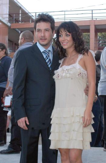 El lagunero Raúl Méndez desfiló por la alfombra roja del Teatro Blanquita durante la premier de la película mexicana Matando Cabos acompañado por Rocío Verdejo.