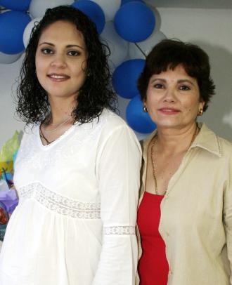  12 de julio  

 Paola Baldivias de Sifuentes en compañía de Norma Leticia Jiménez Rangel, organizadora de su fiesta de regalos.